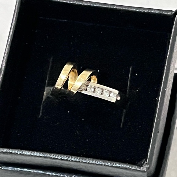 ROGERS & HOLLANDS AUTHENTIC 4 DIAMONDS; YELLOW & WHITE 14K GOLD RING - Picture 1 of 14